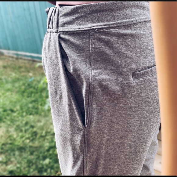 Lululemon Jet Crop (Slim), size 4 - Picture 4 of 12